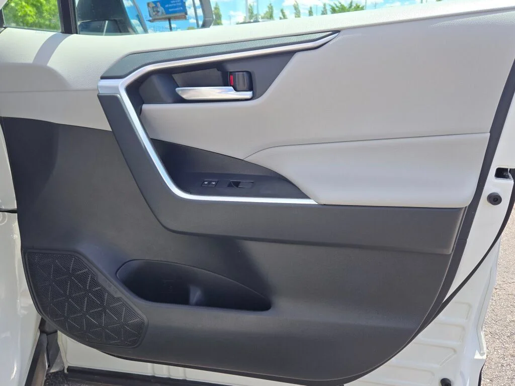 Used 2019 White Toyota XLE image 8