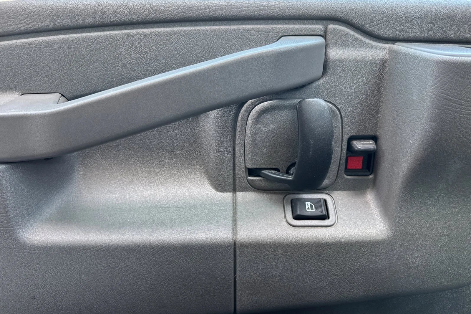 2025 Chevrolet Express Cutaway 3500 1WT view 10