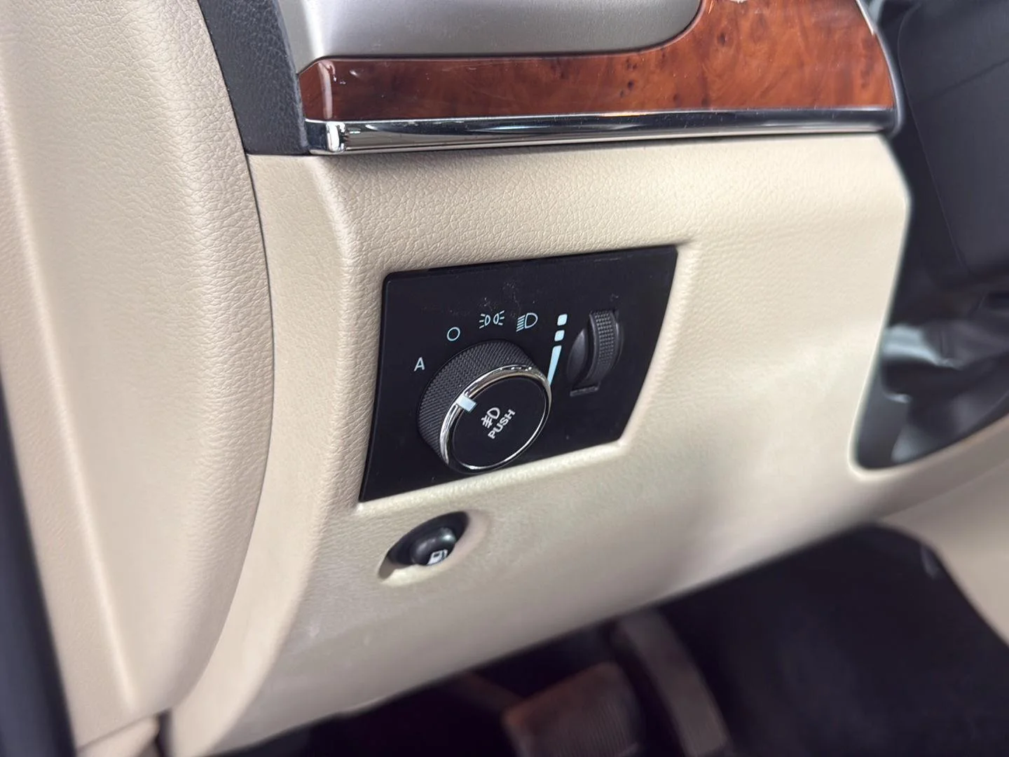 Used 2013 Brilliant Black Crystal Pearl Jeep Limited image 10