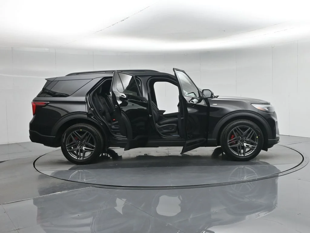 New 2026 Agate Black Metallic Ford ST-Line image 4