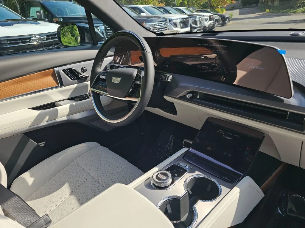 New 2027 Vibrant White Tricoat Cadillac Luxury image 10