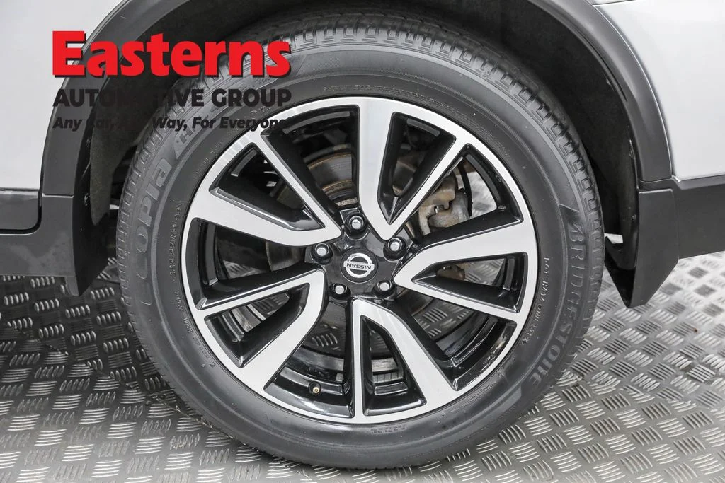 Used 2020 Silver Nissan SL image 32