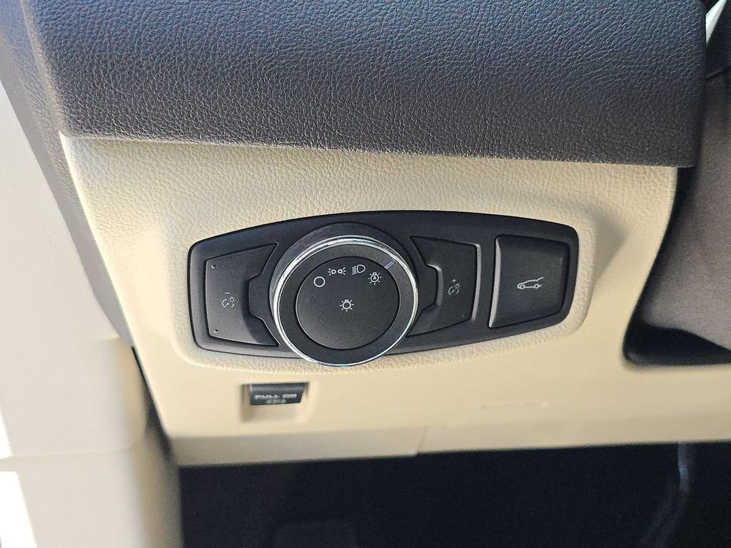 Used 2016 Silver Lincoln Select image 32