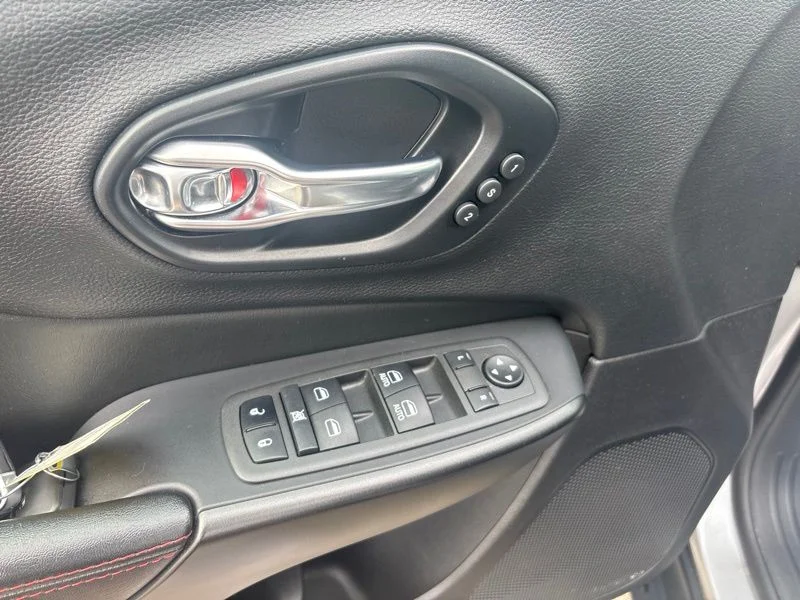Used 2022 Silver Jeep Trailhawk image 27