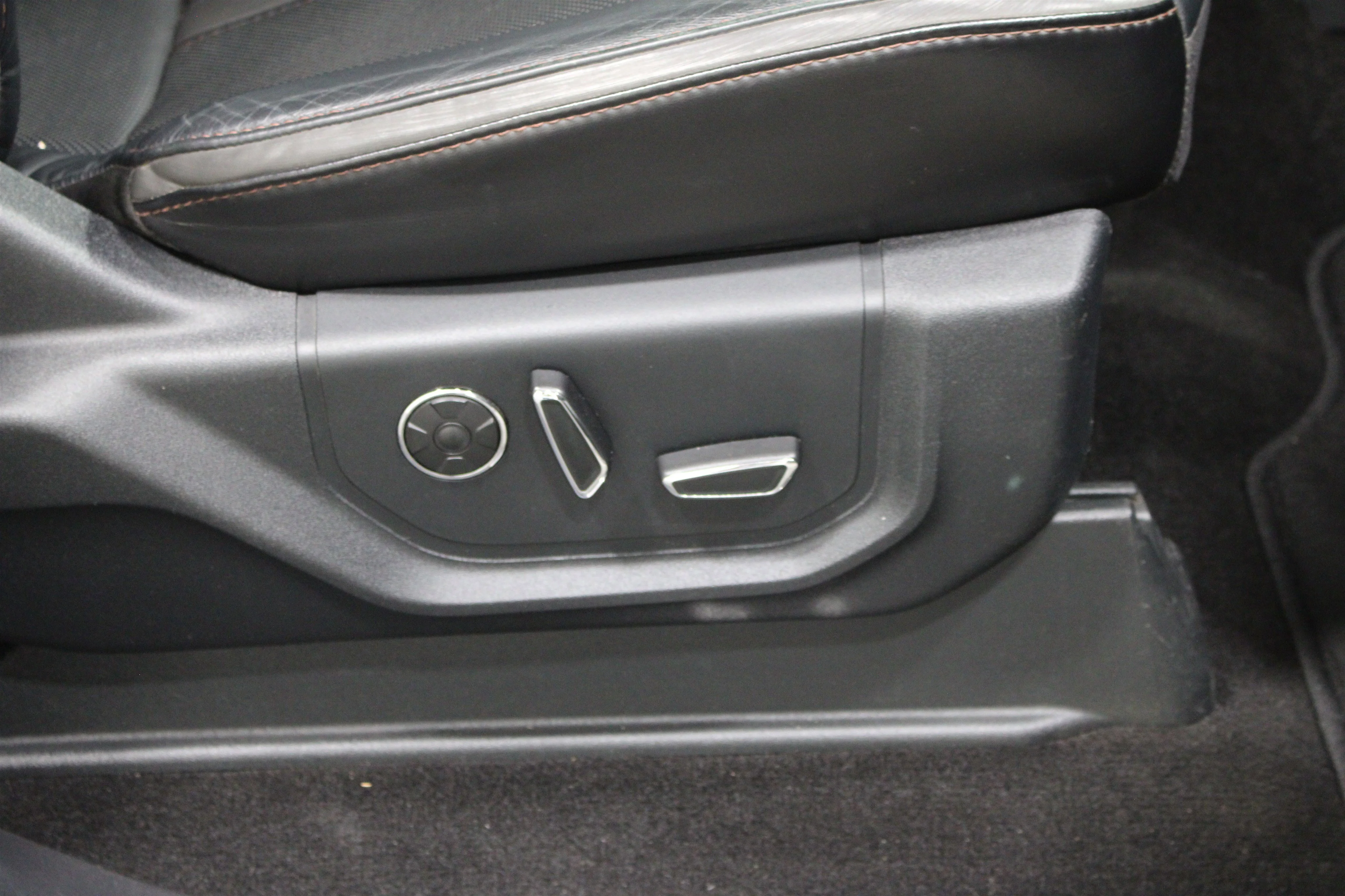 Used 2019 White Platinum Metallic Tri-Coat Ford Platinum image 24