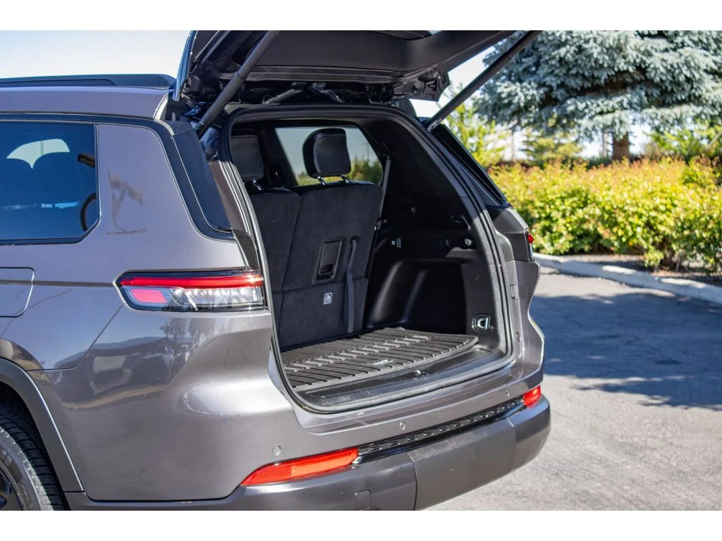 Used 2023 Baltic Gray Metallic Clearcoat Jeep Altitude image 10