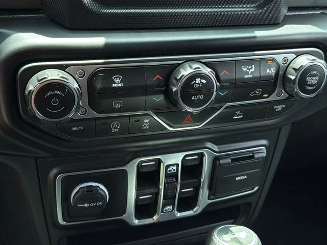 Used 2021 White Jeep Unlimited Sahara image 25
