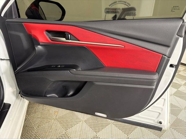 Certified Used 2025 WIND CHILL PEARL Toyota  image 15