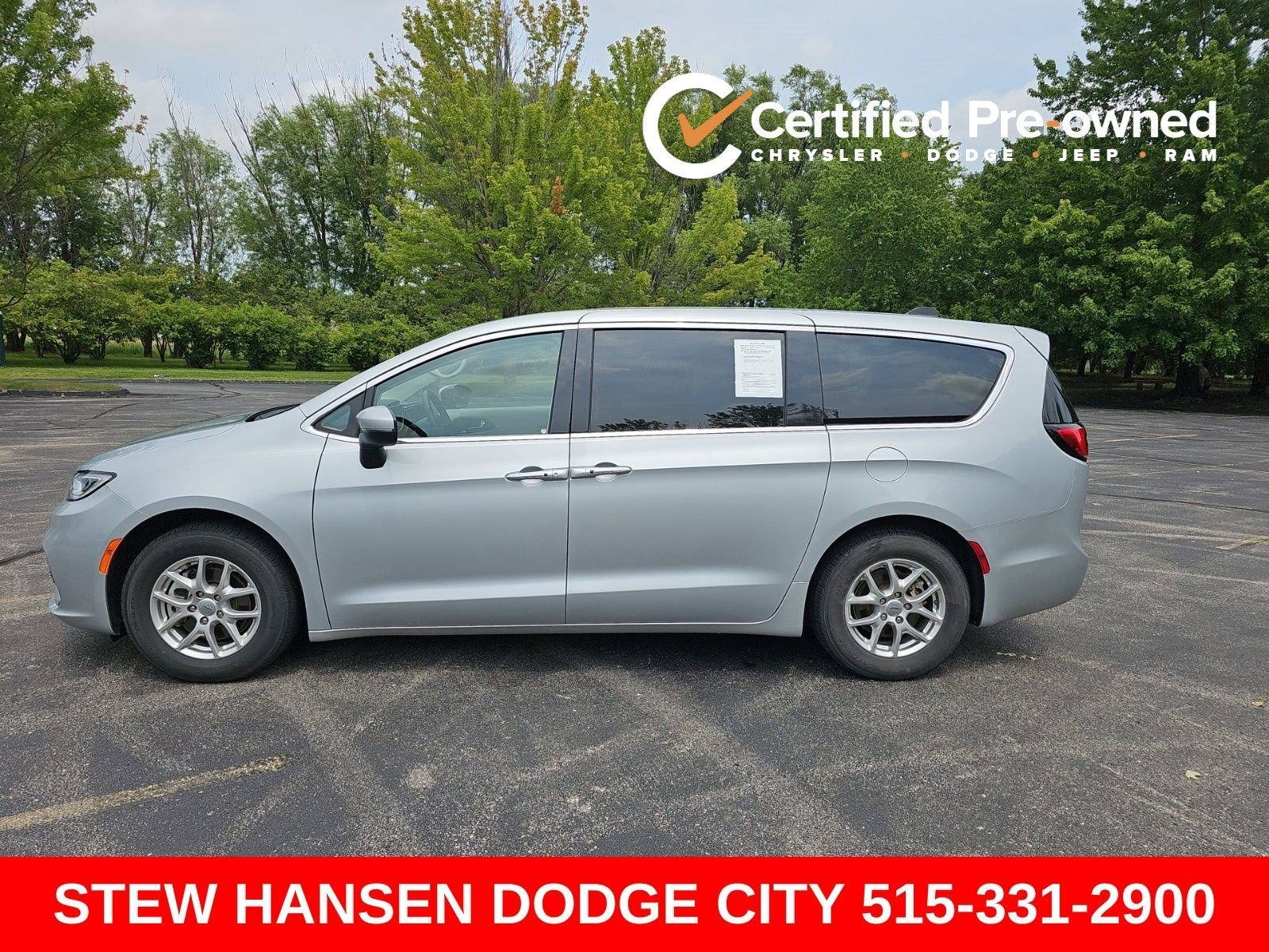 2023 Chrysler Pacifica Touring L's photo