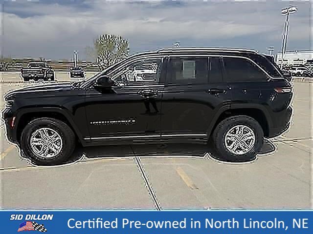 Used 2023 Diamond Black Crystal Pearlcoat Jeep Laredo image 2