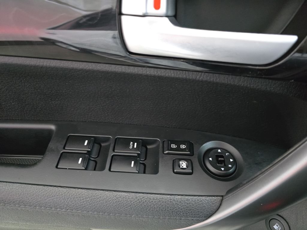 Used 2015 Snow White Pearl Kia LX image 28