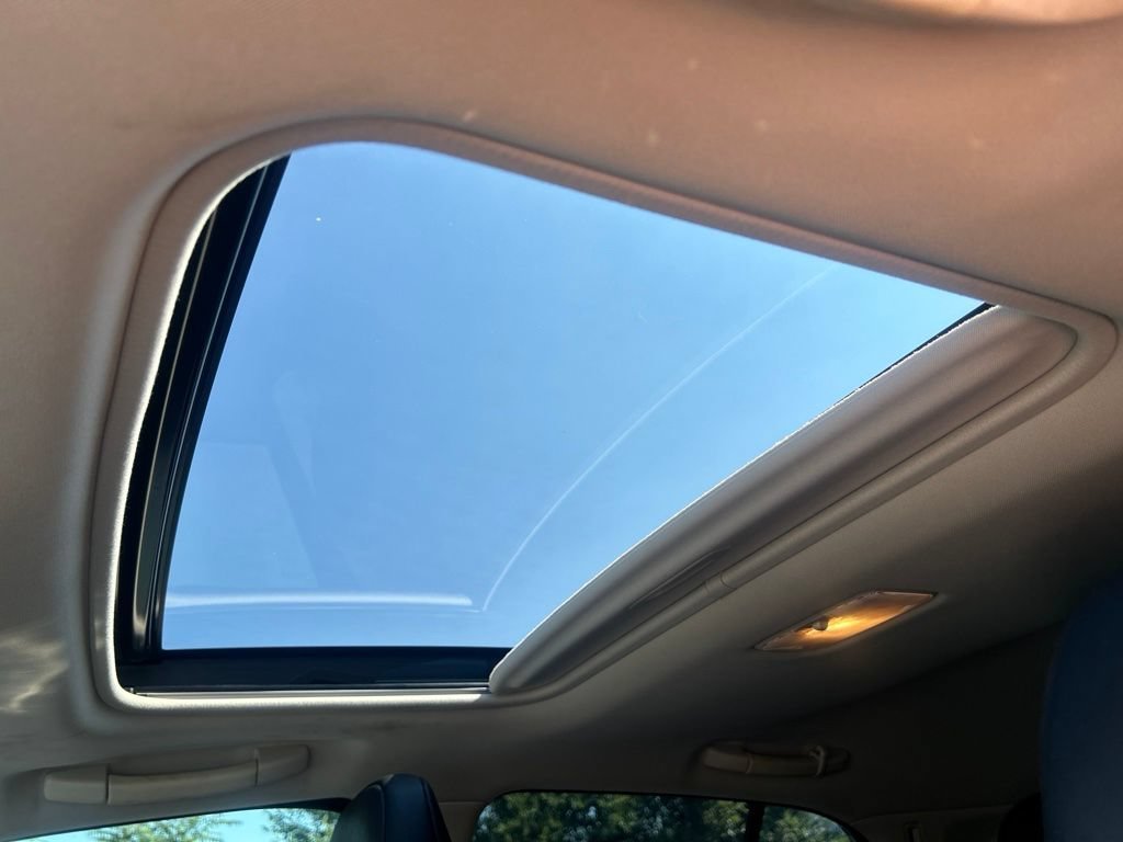 Used 2015 White Lexus 200h image 29