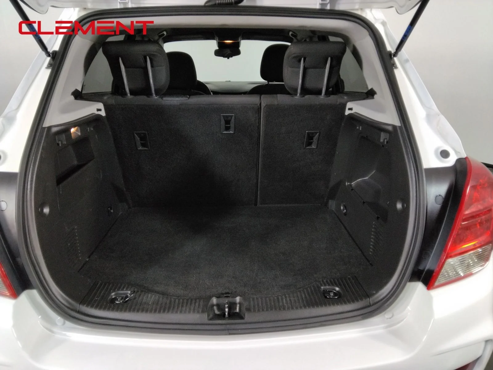 Used 2022 White Chevrolet LS image 9