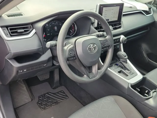 2025 Toyota RAV4 XLE - Photo 17