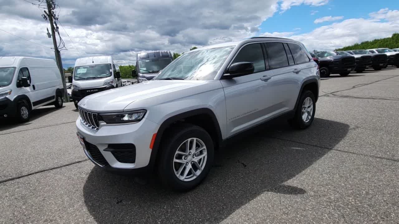 New 2026 Silver Zynith Exterior Paint Jeep Laredo X image 4