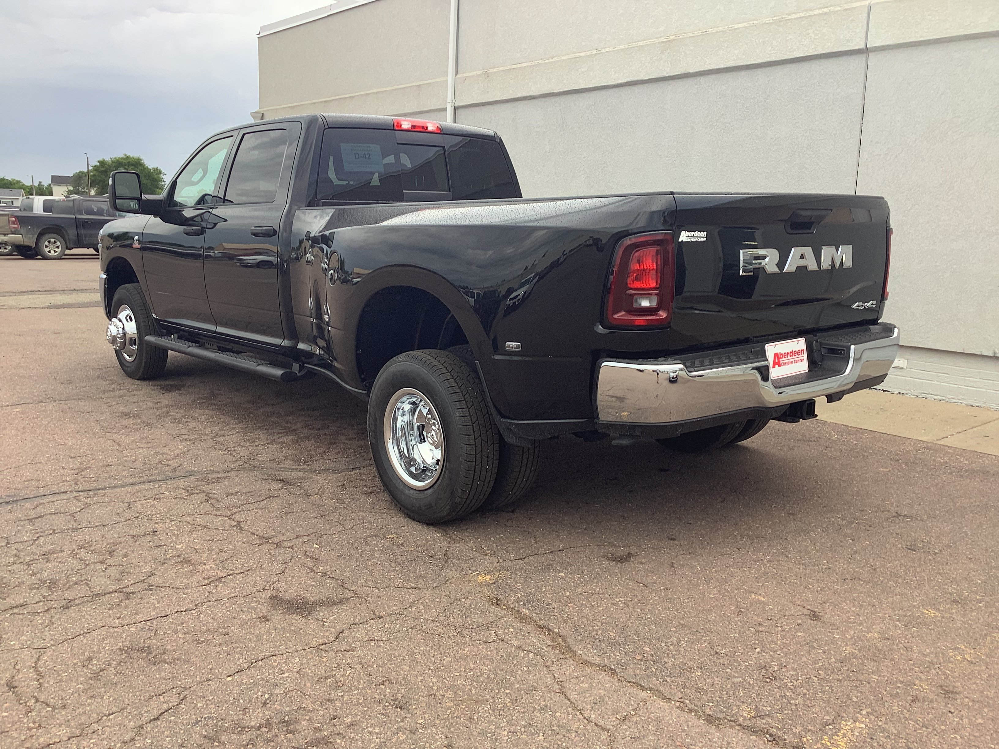 New 2026 Diamond Black Crystal Pearl-Coat Exterior Paint RAM Tradesman image 7