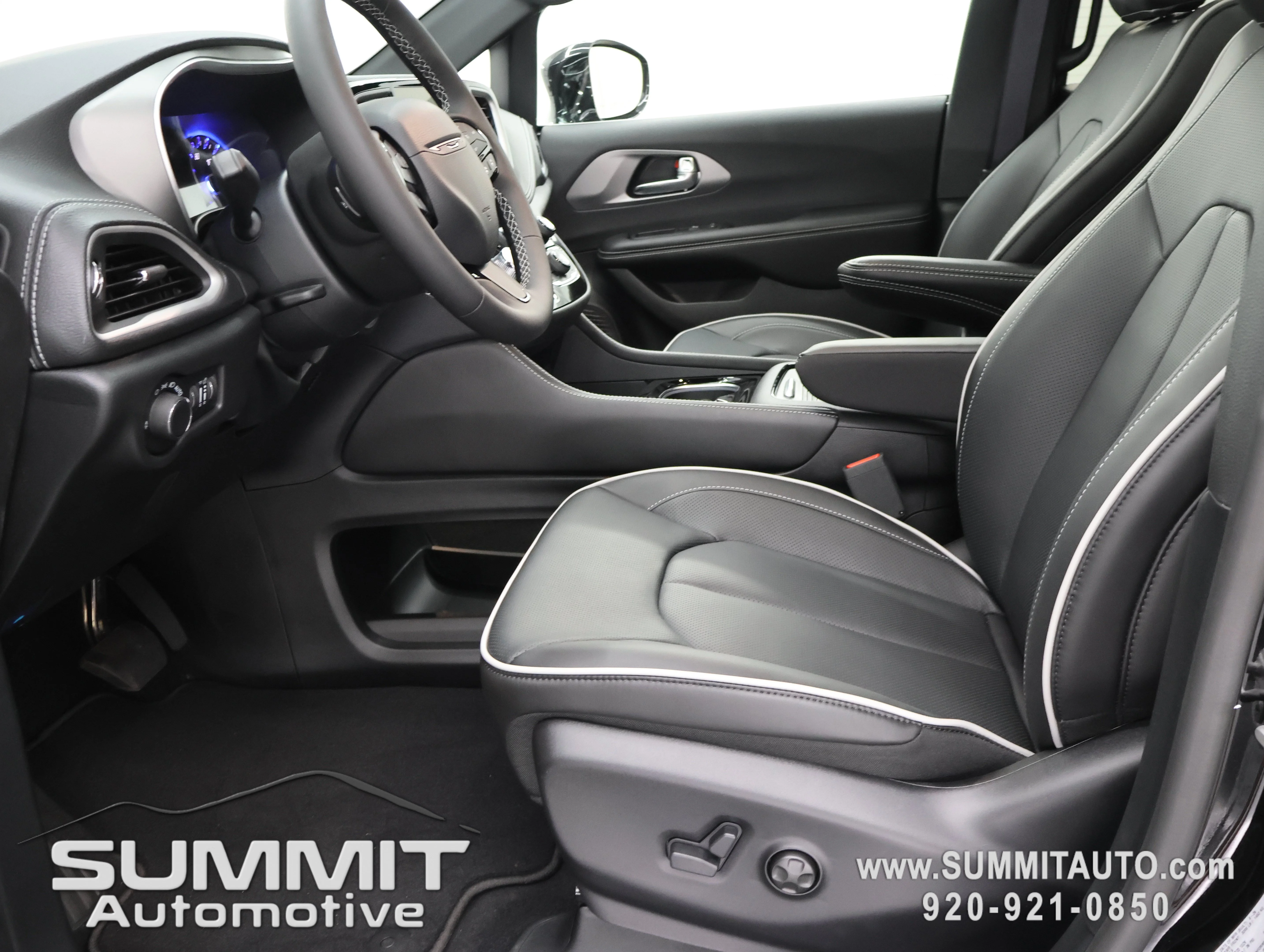 New 2027 Diamond Black Crystal Pearl-Coat Exterior Paint Chrysler Limited image 8