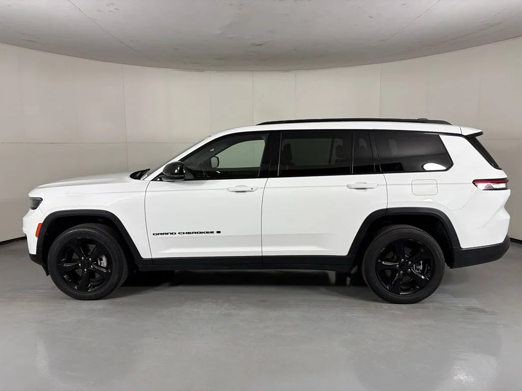 Used 2022 Bright White Clearcoat Jeep Altitude image 5