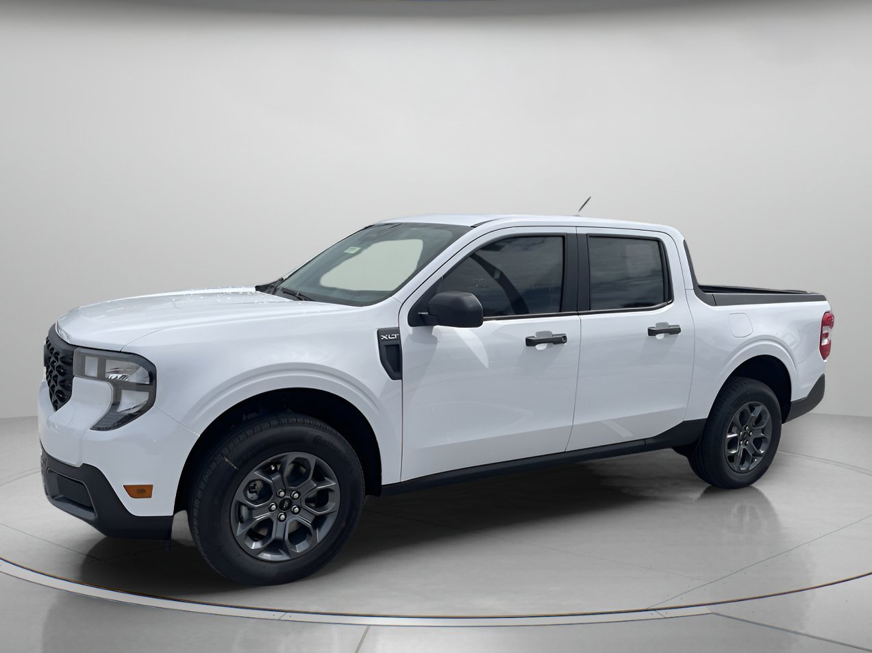 New 2026 Oxford White Ford XLT image 1