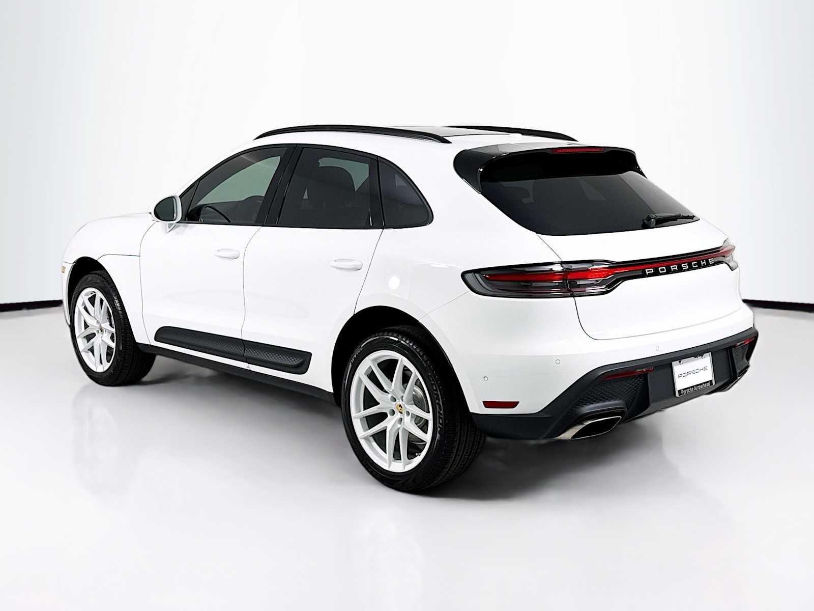 2026 Porsche Macan T - Photo 3