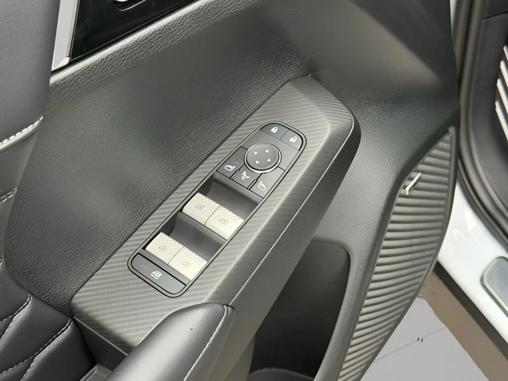 New 2026 White Mitsubishi SEL image 20