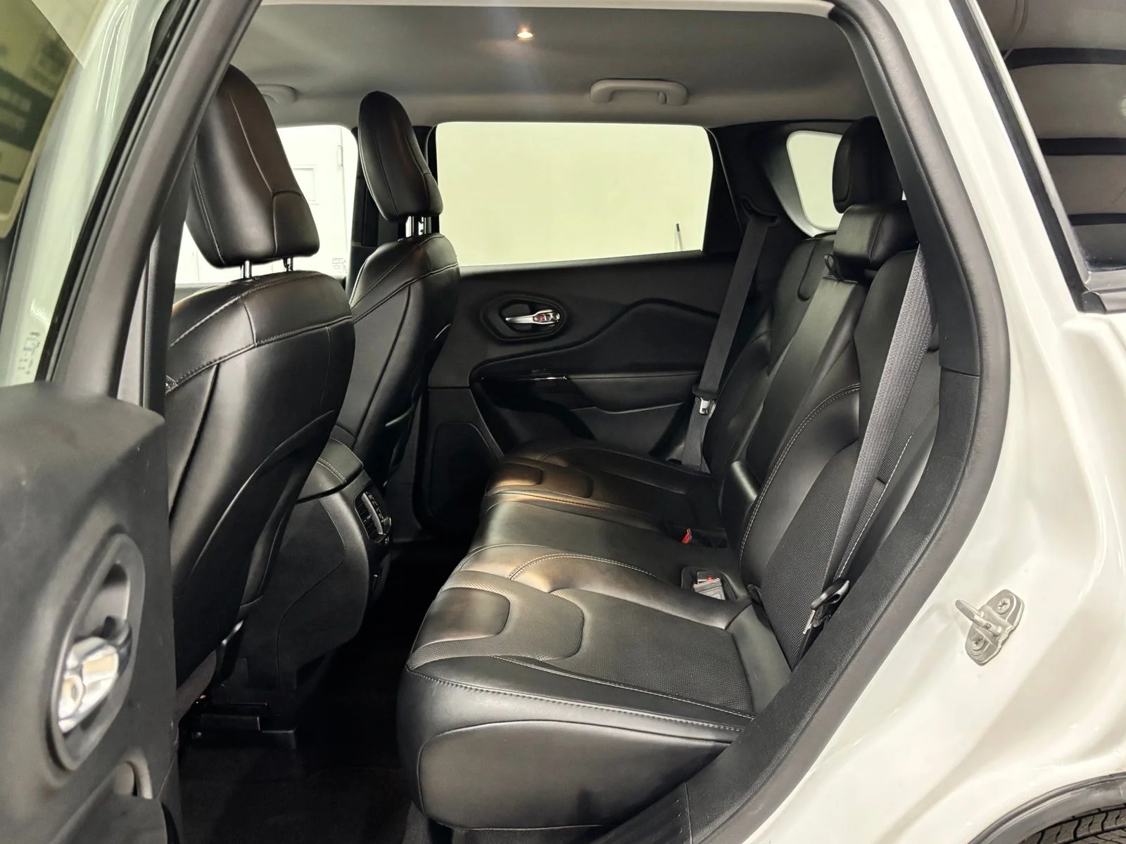 Used 2023 White Jeep Altitude image 19