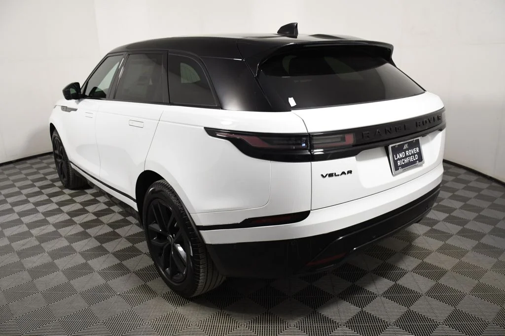 New 2026 Fuji White Land Rover Dynamic SE image 4