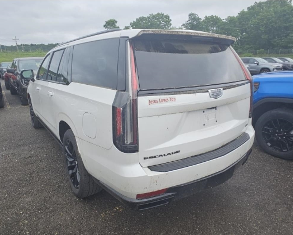Used 2023 White Cadillac Sport Platinum image 3