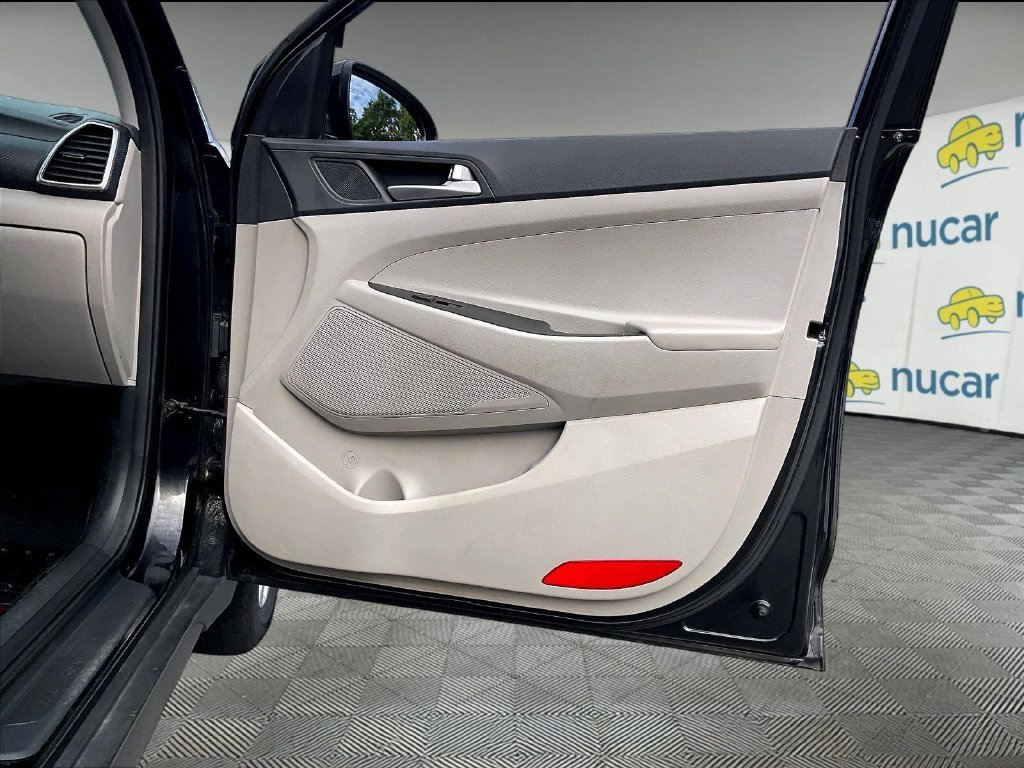 Used 2019 Black Noir Pearl Hyundai SE image 11