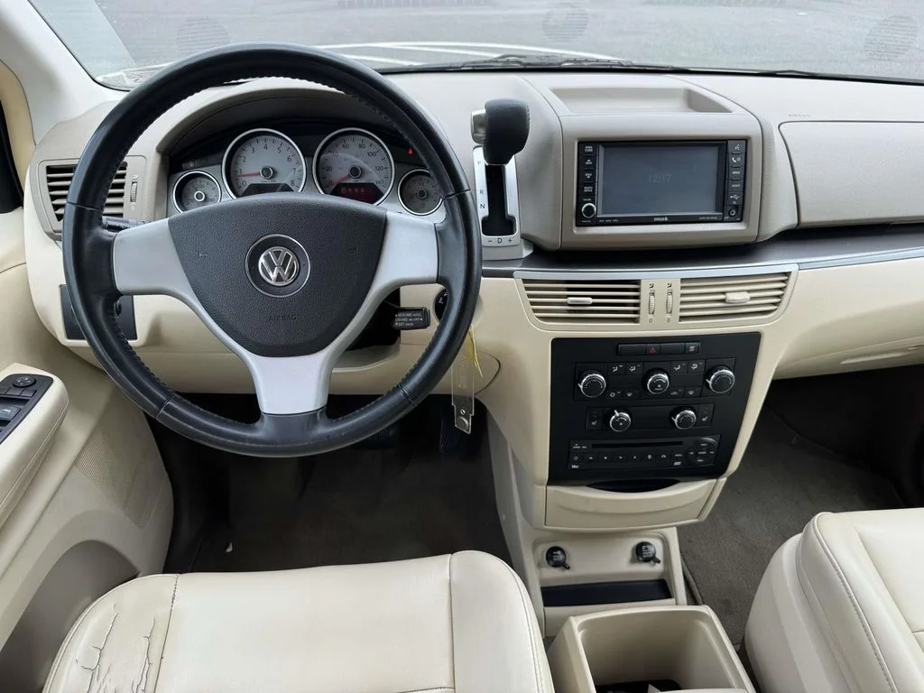 Used 2010 White Volkswagen SE image 16