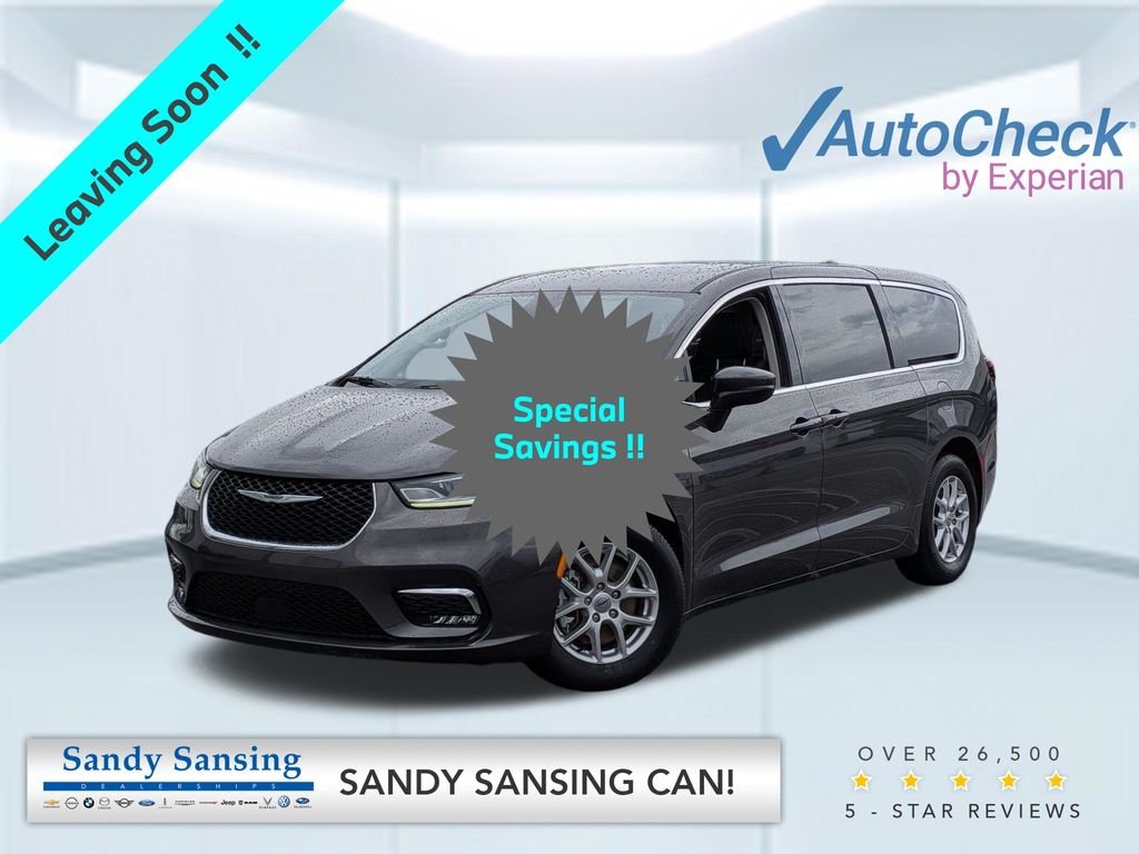 2023 Chrysler Pacifica Touring L's photo