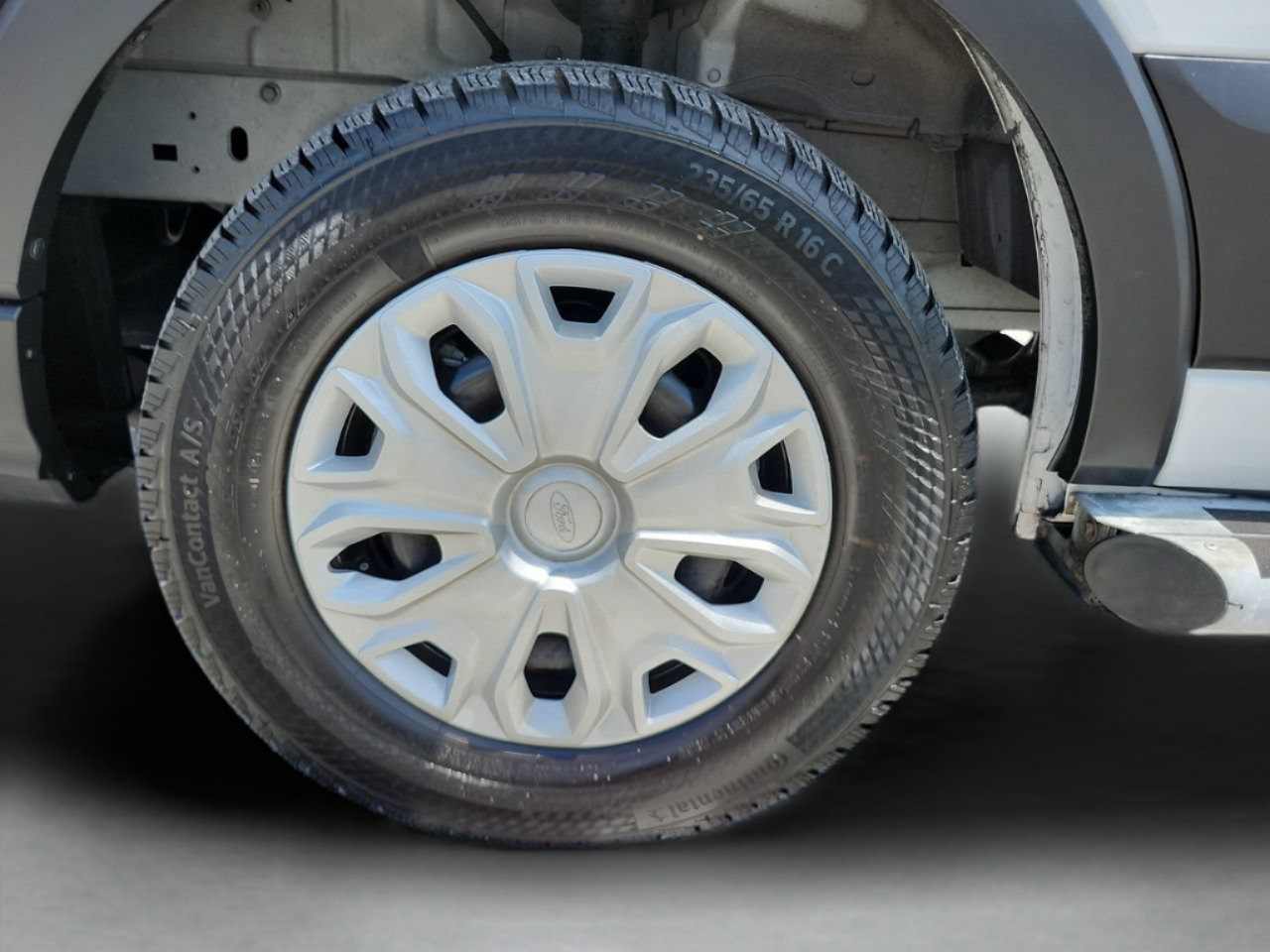 Used 2025 Oxford White Ford Base image 28
