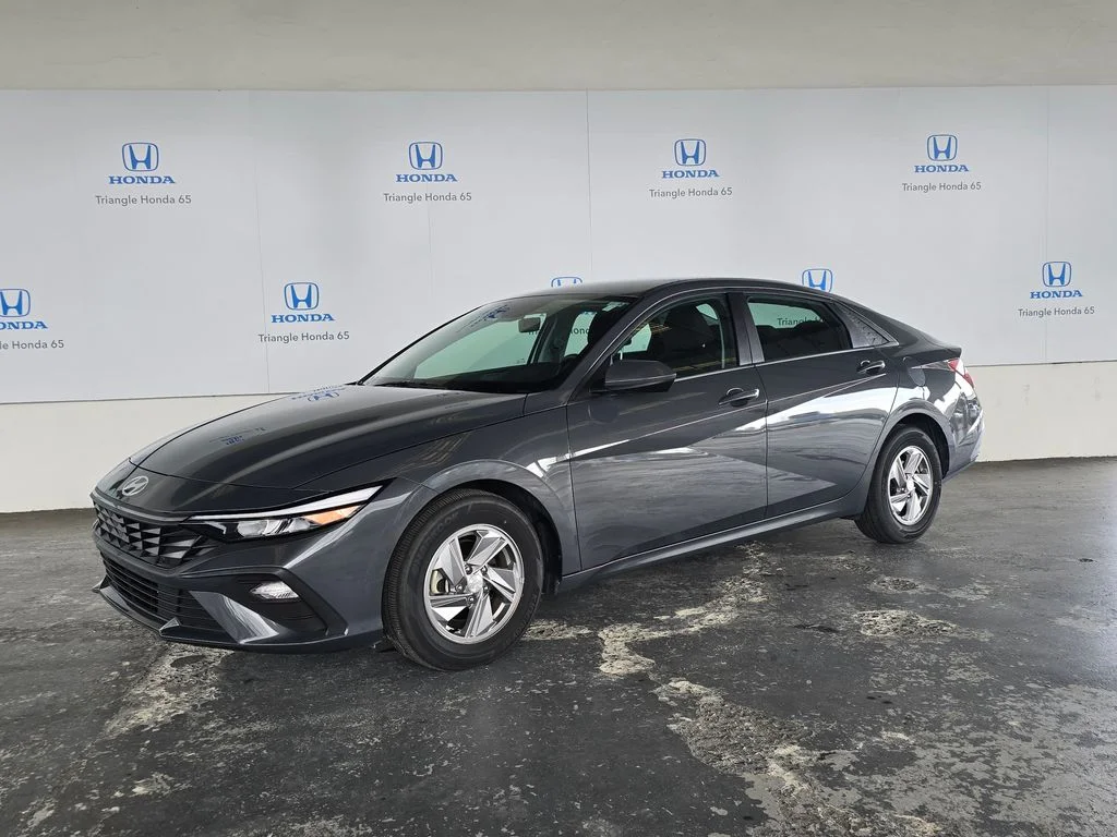 Used 2025  Hyundai SE image 2