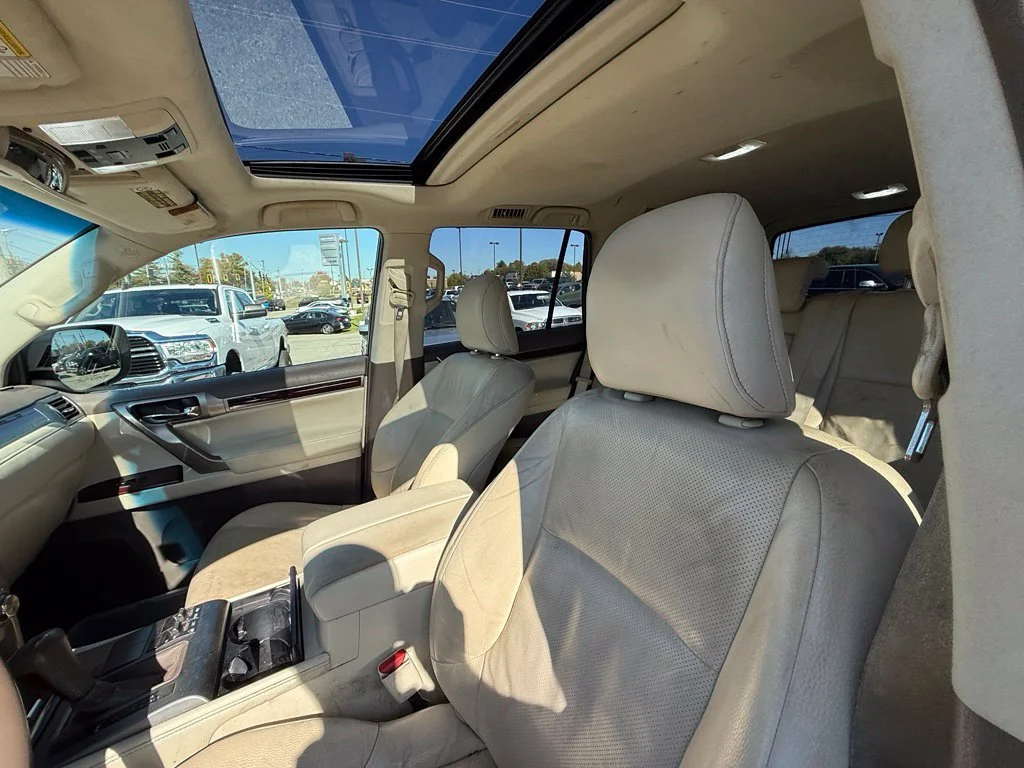 Used 2015 White Lexus 460 image 13