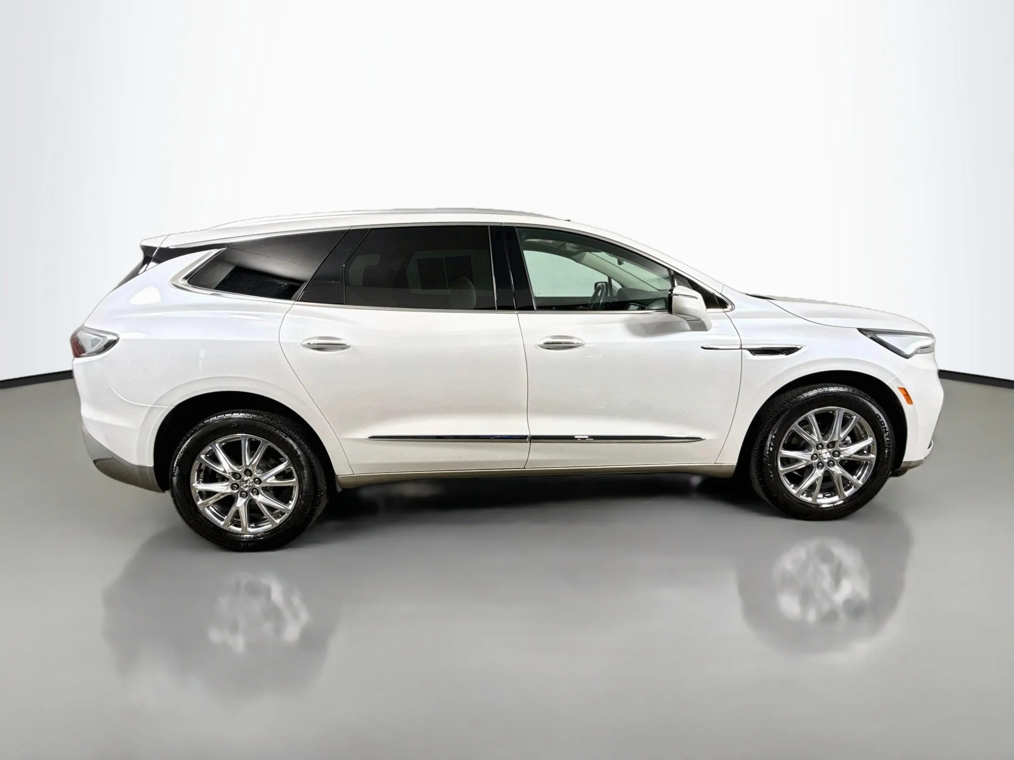 Used 2023 White Frost Tricoat Buick Essence image 8