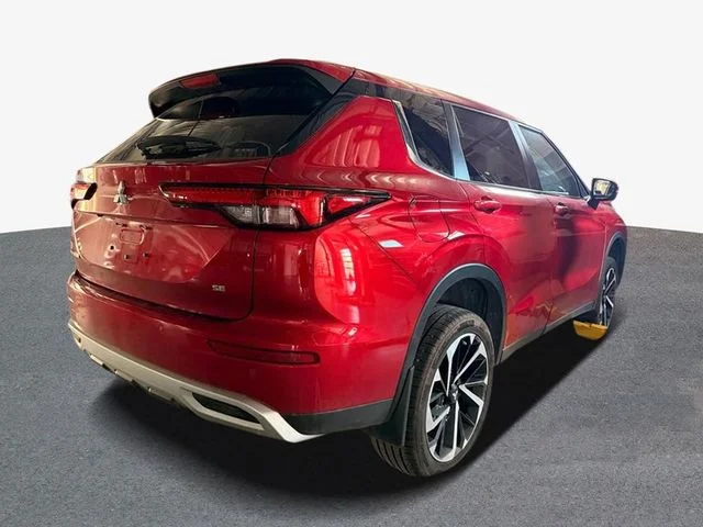 Used 2024 Red Mitsubishi SE image 4