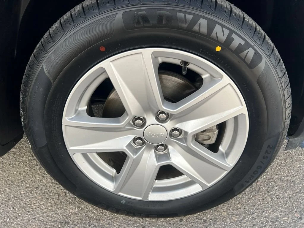 Used 2022  Jeep Latitude image 31