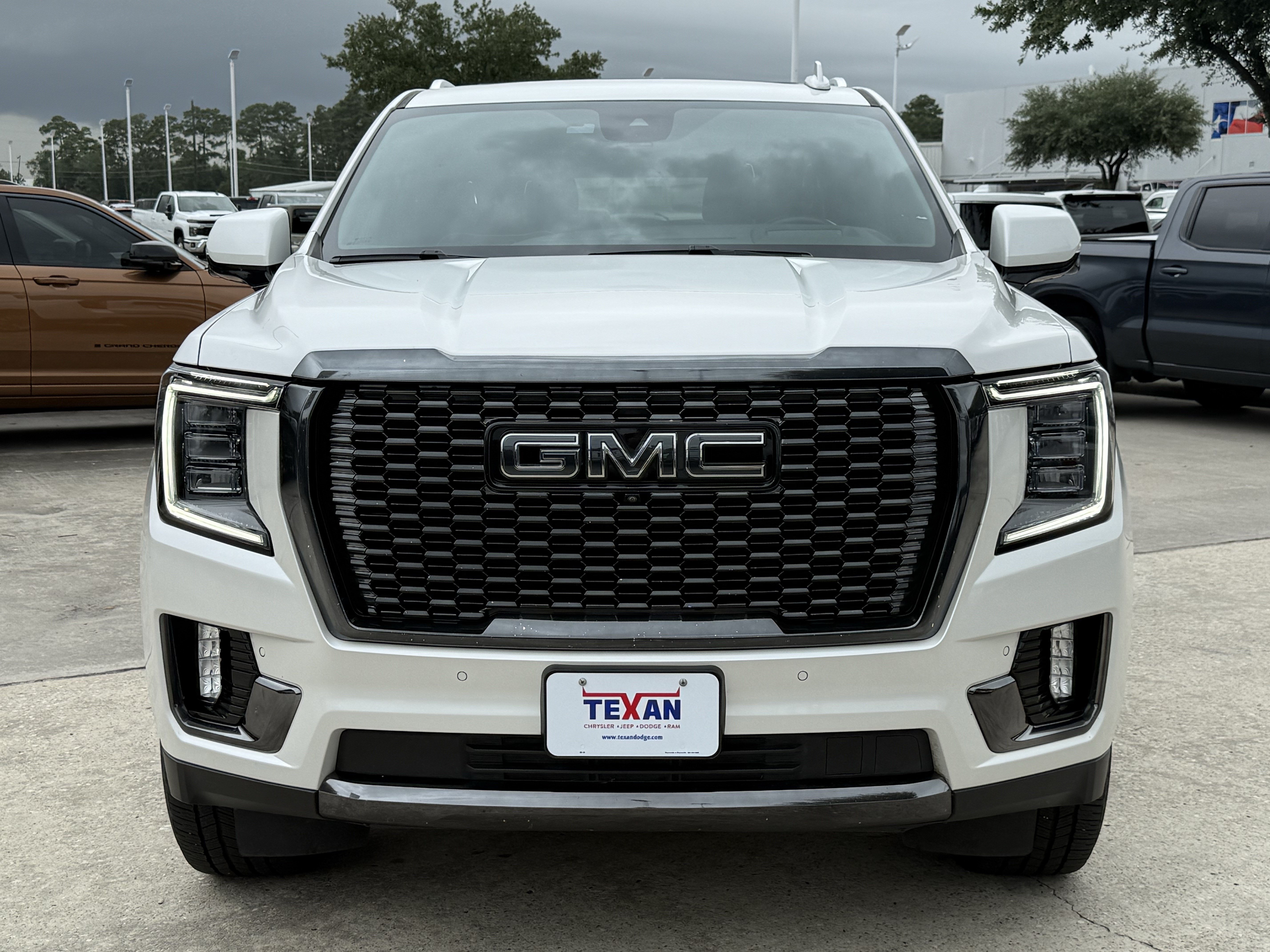Used 2023 White Frost Tricoat GMC Denali Ultimate image 9