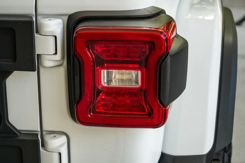 New 2026 Bright White Clear-Coat Exterior Paint Jeep Rubicon X image 7