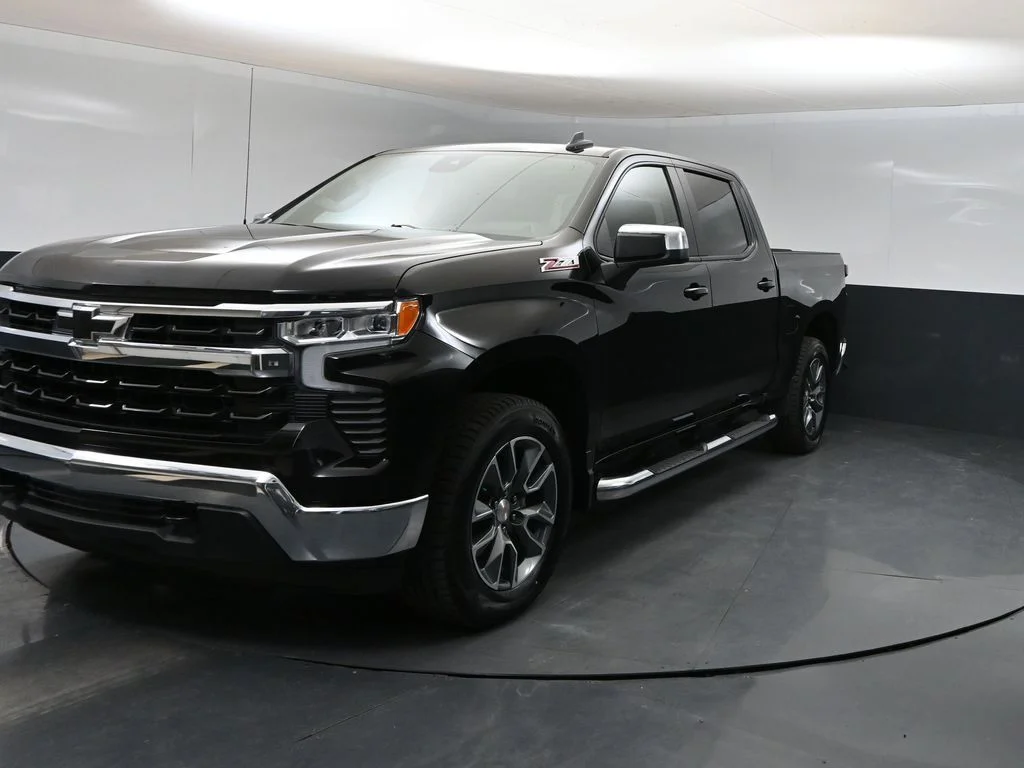 Used 2025 Black Chevrolet LT image 5