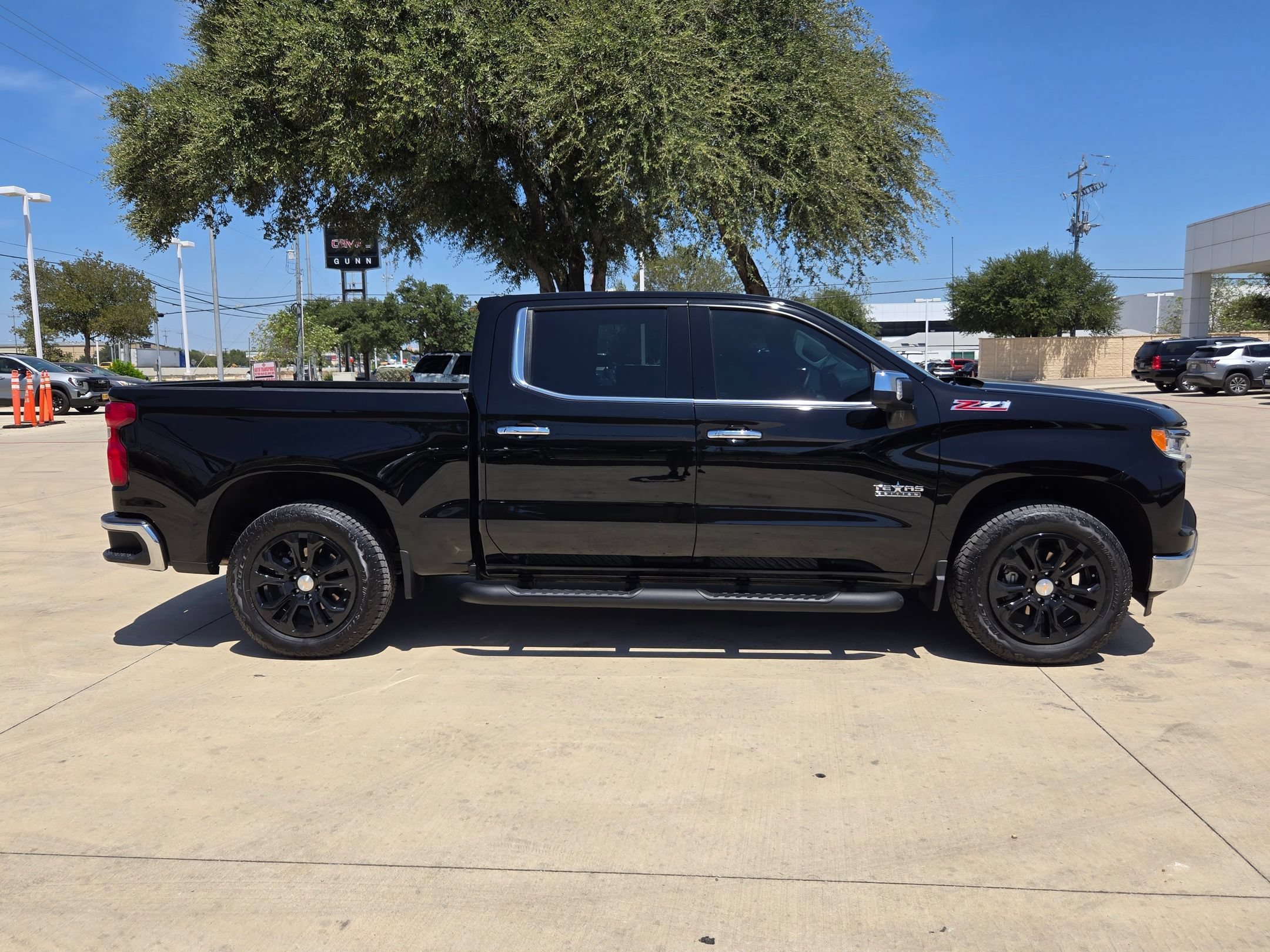 2025 Chevrolet Silverado 1500 LTZ - Photo 9