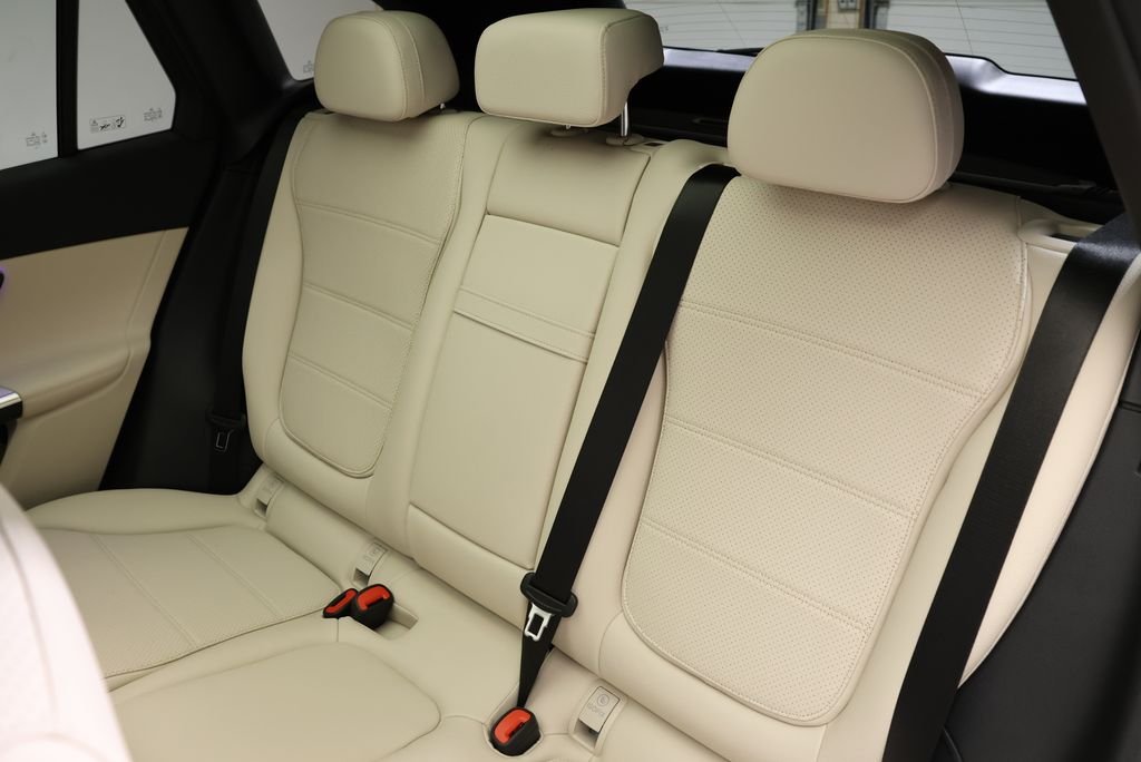 Used 2027 Polar White Mercedes-Benz GLC 300 image 43