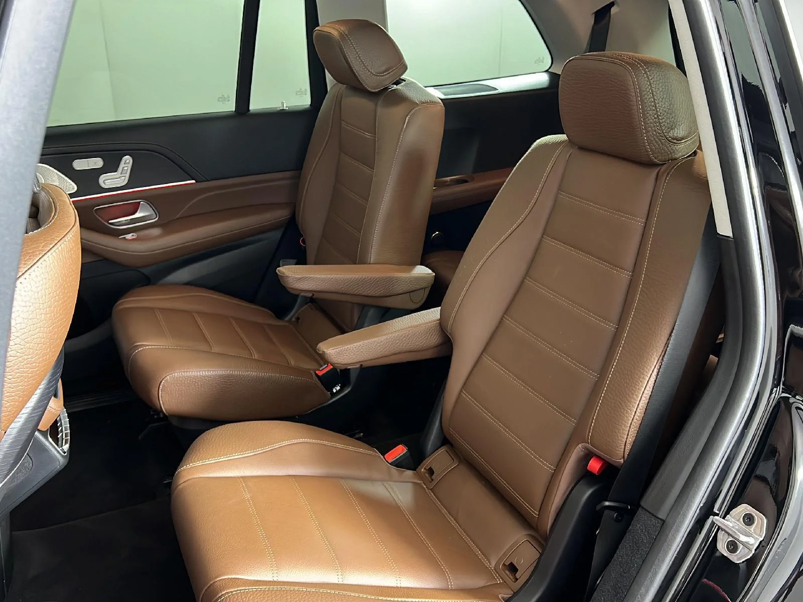 Used 2024 Obsidian Black Metallic Mercedes-Benz GLS 580 image 4
