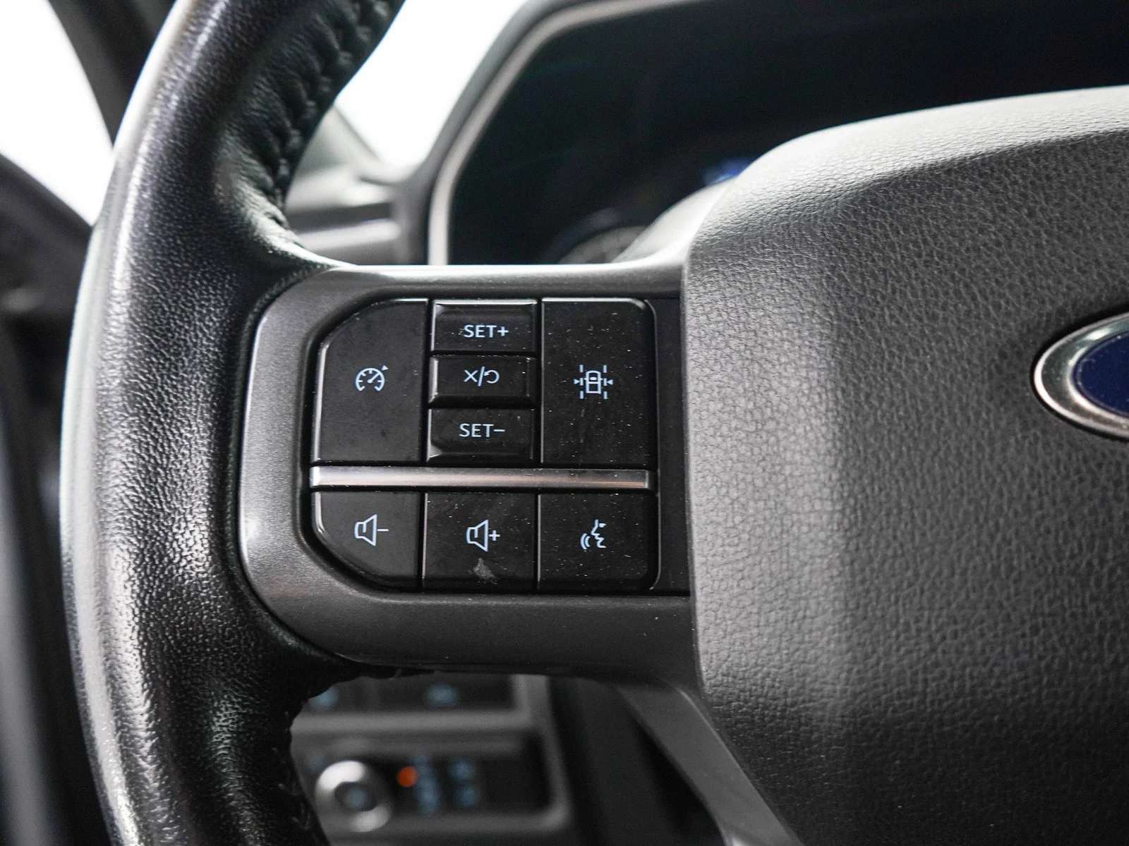 Used 2022  Ford XL image 25