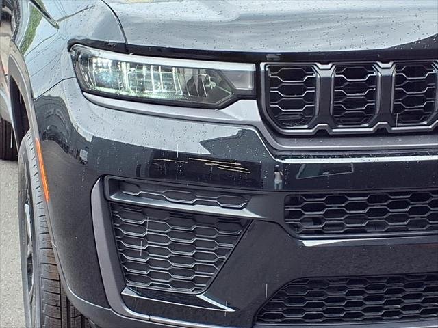 New 2026 Diamond Black Crystal Pearlcoat Jeep Laredo image 54