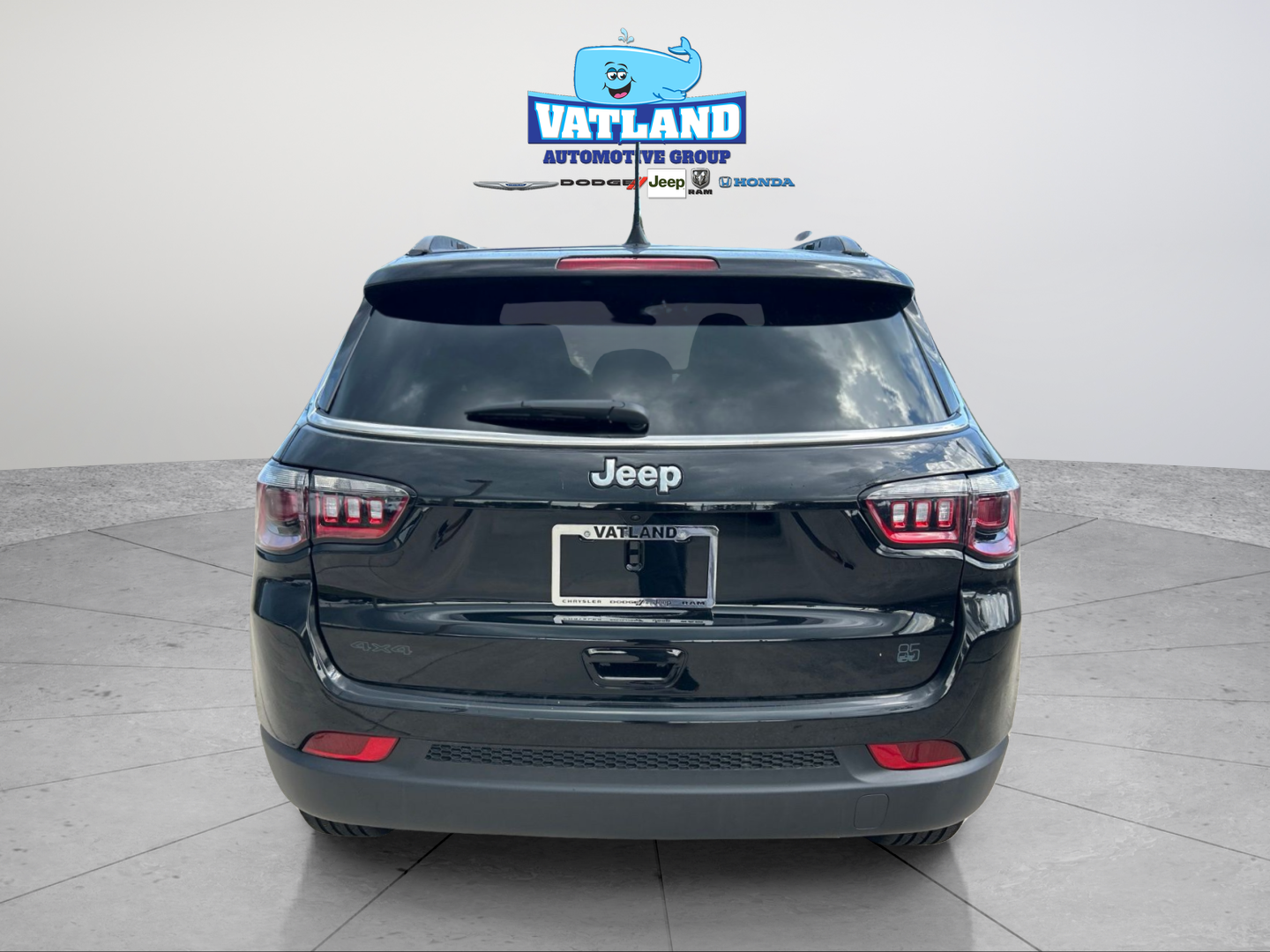 New 2026 Diamond Black Crystal Pearl-Coat Exterior Paint Jeep Latitude image 4