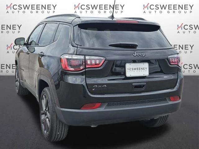 New 2026 Diamond Black Crystal Pearl-Coat Exterior Paint Jeep Latitude image 3