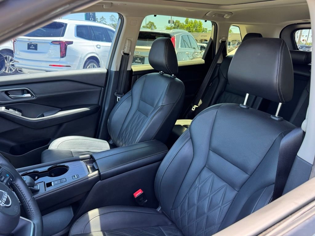 Used 2024 Gold Nissan Platinum image 8