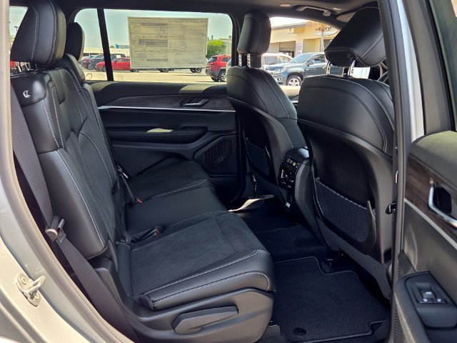 New 2026 Silver Zynith Exterior Paint Jeep Laredo Altitude image 14