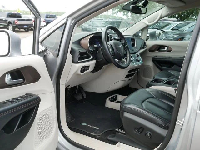 Used 2017 Silver Chrysler Premium image 12